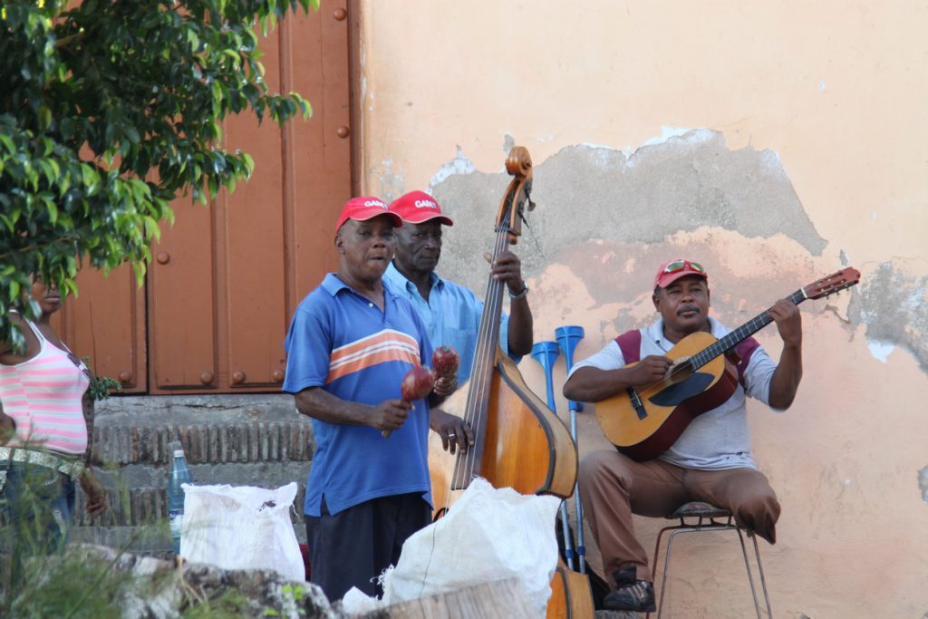 市内の街角で奏でるミュージッシャン　キューバ (コピー)